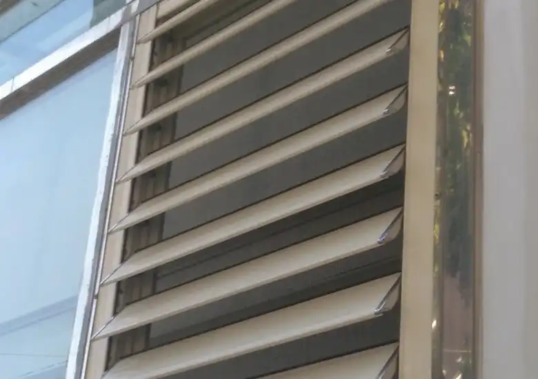 台中西屯戶外鋁製百頁門窗安裝-陽台通風窗施工現場實景
