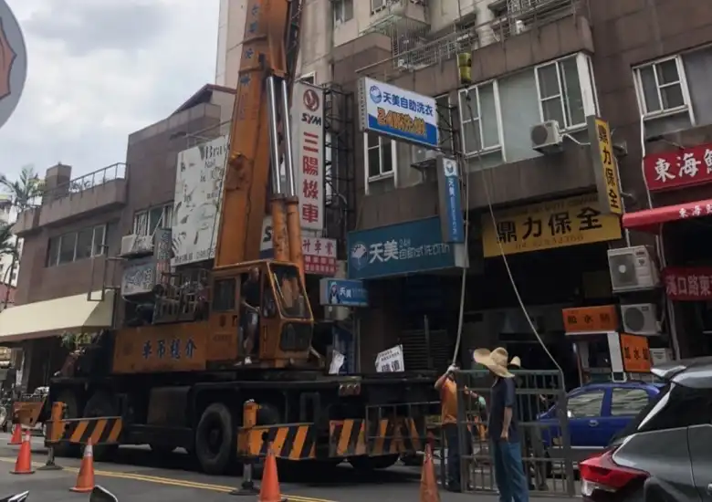 台中西屯氣密窗安裝-申請路權吊車垂吊施工現場