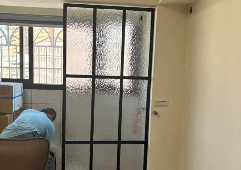 台中西屯門窗工程-強化玻璃屏風完工實景