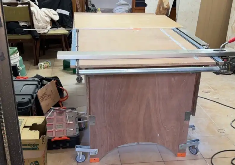 台中西屯木工裝潢施工實景，門片五金與木作線板整平作業