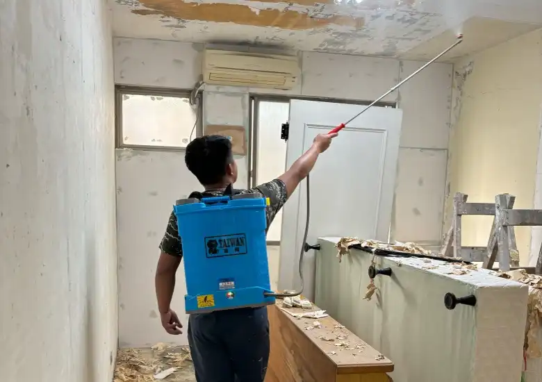 台中西屯泥作工程內牆壁癌處理，清除壁紙殘膠施工實景－夏悅統包工程