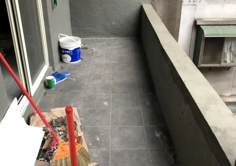 台中西屯女兒牆抓漏防水施工後，泥作補強壁面防水處理完成