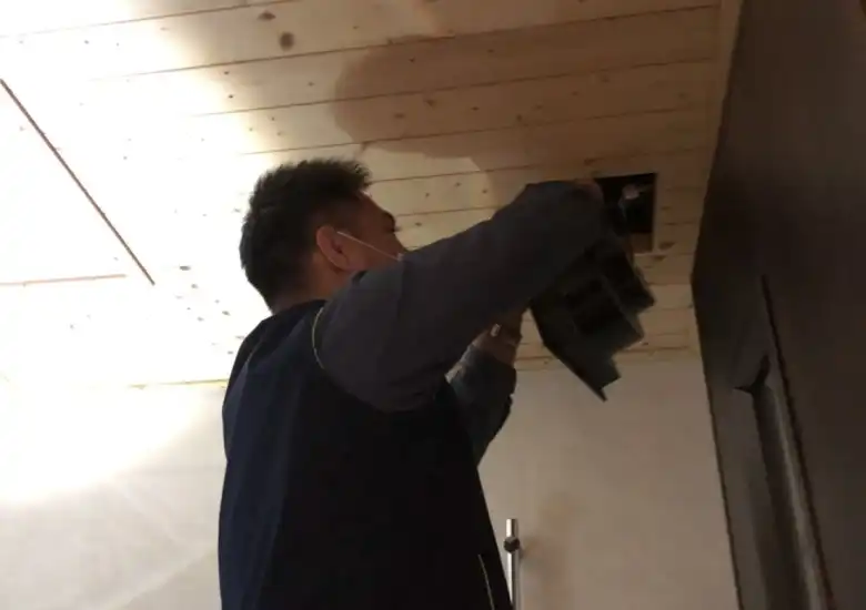 廁所抽風機更新施工作業，確認管道間與電源迴路