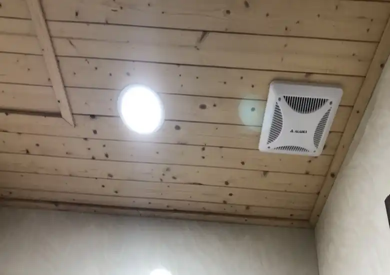 廁所抽風機更新完成品，排氣孔安裝完畢